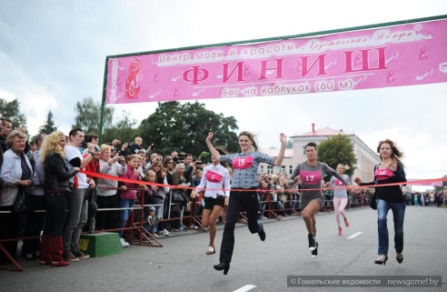 В конкурсе «Бег на каблуках-2015» приняли участие 19 девушек