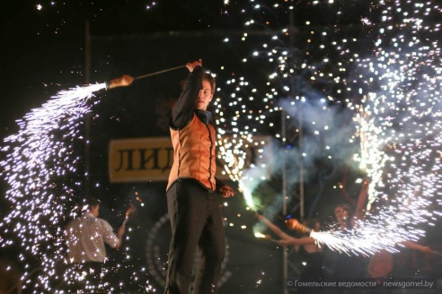 В День города на набережной состоялось огненное шоу