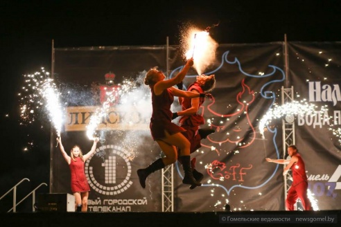 В День города на набережной состоялось огненное шоу