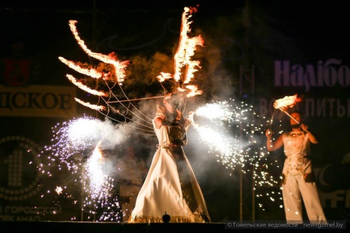 В День города на набережной состоялось огненное шоу