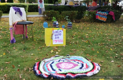 В День города в Гомеле прошла акция «Вязаный бум»