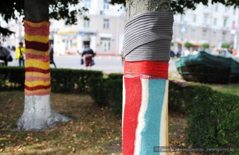 В День города в Гомеле прошла акция «Вязаный бум»