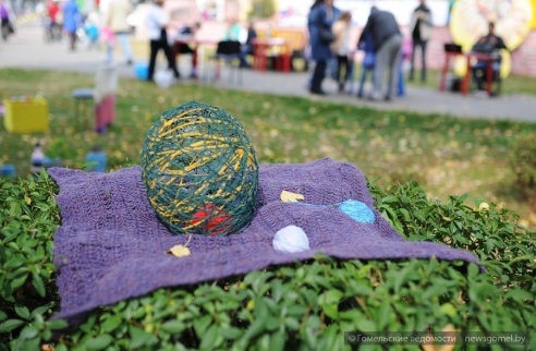В День города в Гомеле прошла акция «Вязаный бум»