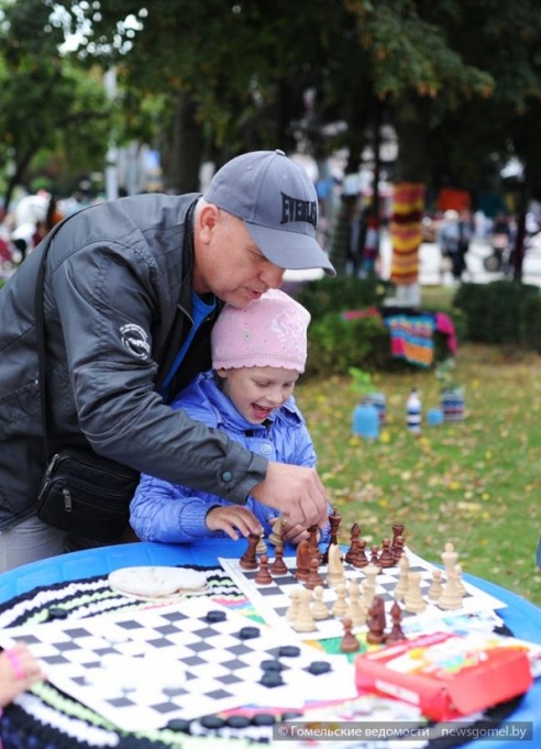 В День города в Гомеле прошла акция «Вязаный бум»
