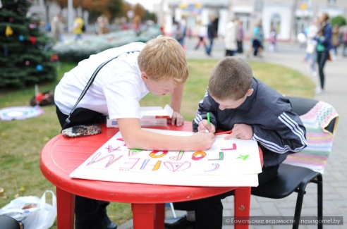 В День города в Гомеле прошла акция «Вязаный бум»