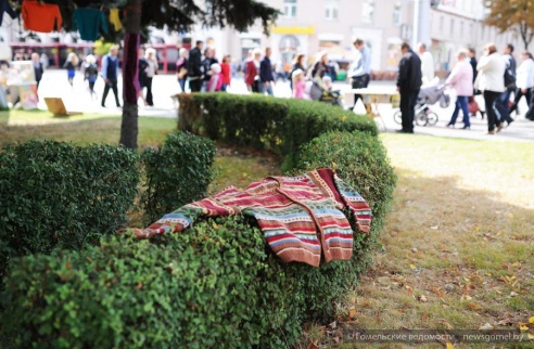 В День города в Гомеле прошла акция «Вязаный бум»