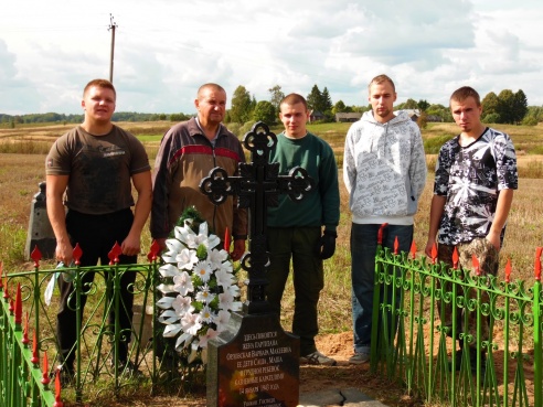 Памятник на заброшенной могиле партизанской семьи в Витебском районе восстановили волонтеры