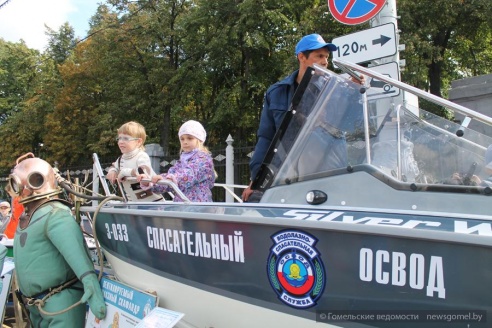 Фоторепортаж с выставки техники гомельских производителей и спецтранспорта МЧС