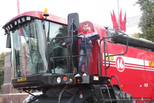 Фоторепортаж с выставки техники гомельских производителей и спецтранспорта МЧС