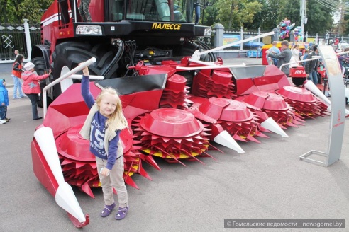 Фоторепортаж с выставки техники гомельских производителей и спецтранспорта МЧС