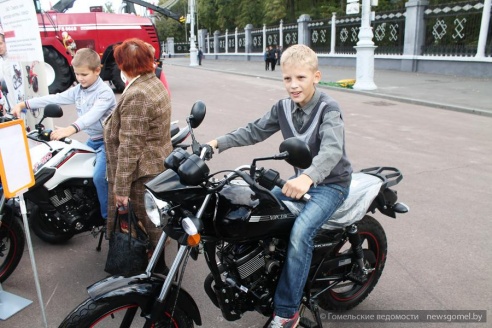 Фоторепортаж с выставки техники гомельских производителей и спецтранспорта МЧС