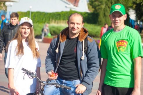 Активисты БРСМ угощали прохожих яблоками и призывали не быть равнодушными к судьбе своей страны