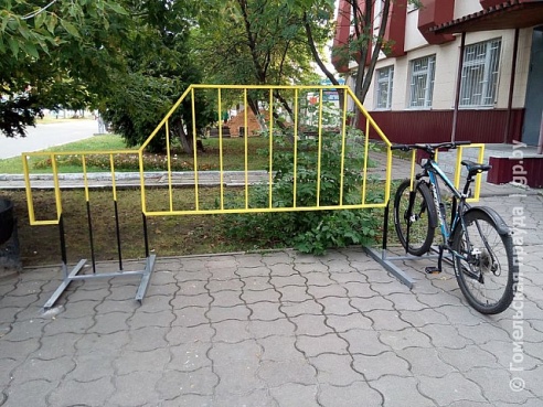 В Гомеле возле здания ГАИ появились две новые велопарковки