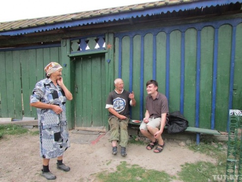 «Свои люди»: ребята из Гомеля, путешествуя, пытаются понять, почему умирает белорусская деревня