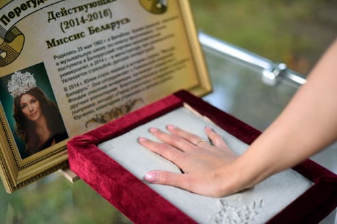 Приложили руку. Известные гомельчане оставляют отпечатки ладоней для Музея истории Гомеля