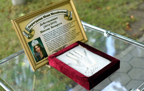 Приложили руку. Известные гомельчане оставляют отпечатки ладоней для Музея истории Гомеля