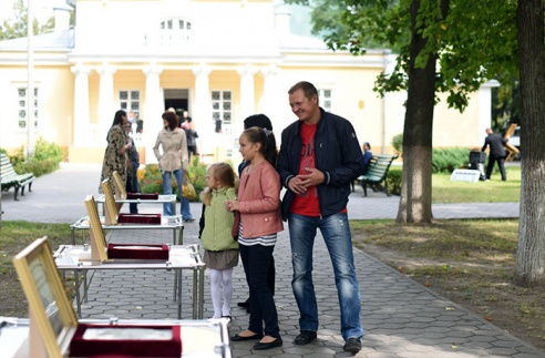 Приложили руку. Известные гомельчане оставляют отпечатки ладоней для Музея истории Гомеля