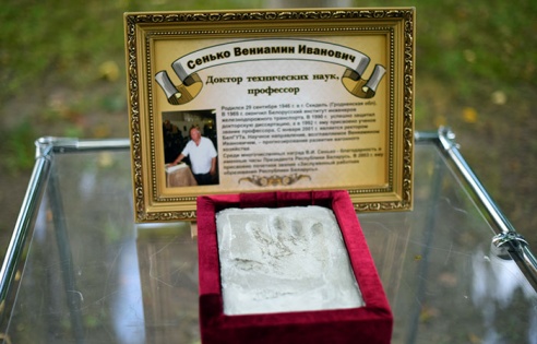 Приложили руку. Известные гомельчане оставляют отпечатки ладоней для Музея истории Гомеля