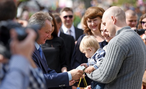 Приложили руку. Известные гомельчане оставляют отпечатки ладоней для Музея истории Гомеля