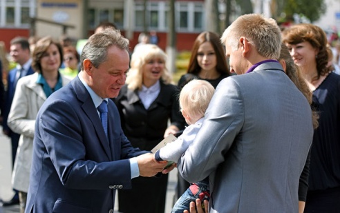 Приложили руку. Известные гомельчане оставляют отпечатки ладоней для Музея истории Гомеля