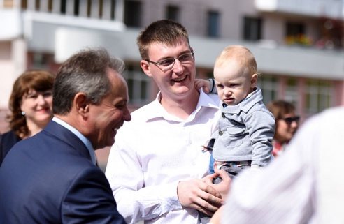 Приложили руку. Известные гомельчане оставляют отпечатки ладоней для Музея истории Гомеля