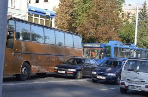 В центре Гомеля на улице Советской образовалась пробка: автобус и легковушка в буквальном смысле притерлись друг к другу