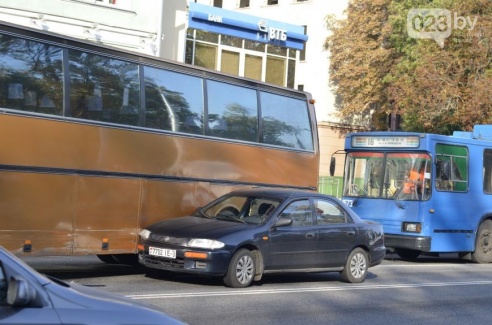 В центре Гомеля на улице Советской образовалась пробка: автобус и легковушка в буквальном смысле притерлись друг к другу