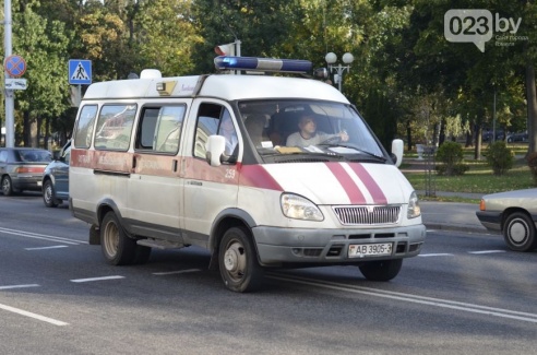 В центре Гомеля на улице Советской образовалась пробка: автобус и легковушка в буквальном смысле притерлись друг к другу