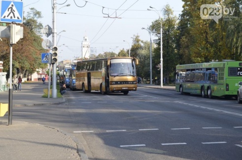 В центре Гомеля на улице Советской образовалась пробка: автобус и легковушка в буквальном смысле притерлись друг к другу