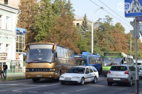 В центре Гомеля на улице Советской образовалась пробка: автобус и легковушка в буквальном смысле притерлись друг к другу