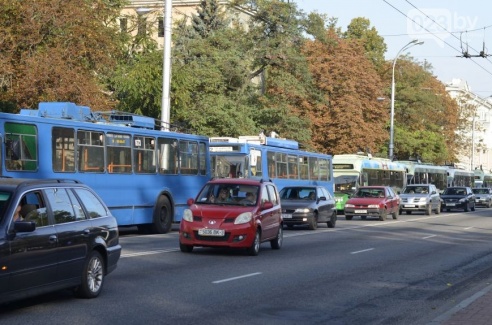В центре Гомеля на улице Советской образовалась пробка: автобус и легковушка в буквальном смысле притерлись друг к другу