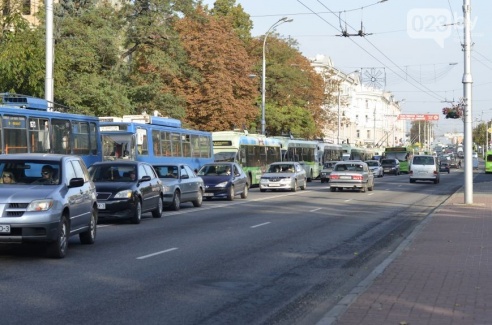 В центре Гомеля на улице Советской образовалась пробка: автобус и легковушка в буквальном смысле притерлись друг к другу