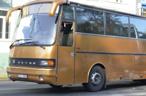 В центре Гомеля на улице Советской образовалась пробка: автобус и легковушка в буквальном смысле притерлись друг к другу