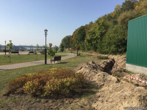 В Гомеле перекопали недавно реконструированную набережную (фото)