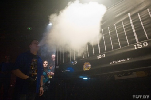 Вдыхать глубже, выдувать дальше: в Гомеле впервые прошли соревнования по выдуванию пара