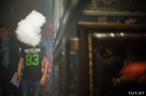 Вдыхать глубже, выдувать дальше: в Гомеле впервые прошли соревнования по выдуванию пара