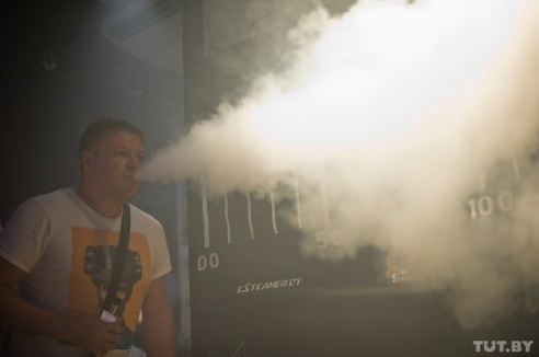 Вдыхать глубже, выдувать дальше: в Гомеле впервые прошли соревнования по выдуванию пара