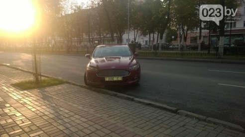 В Гомеле водитель припарковал свой Ford Mondeo так, что филейная часть авто заняла полдороги