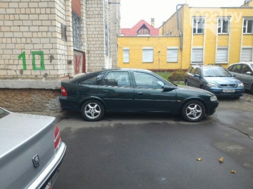 В Гомеле водитель припарковал свой Ford Mondeo так, что филейная часть авто заняла полдороги