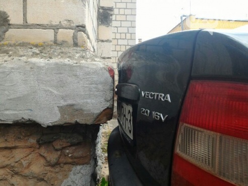 В Гомеле водитель припарковал свой Ford Mondeo так, что филейная часть авто заняла полдороги