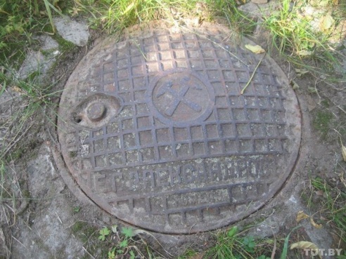 В Гомеле нашли раритетный канализационный люк 100-летней давности