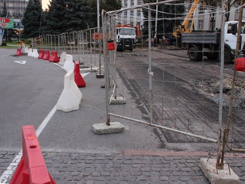 Чтобы расширить проезжую часть, на Кирова срубили деревья (фото)