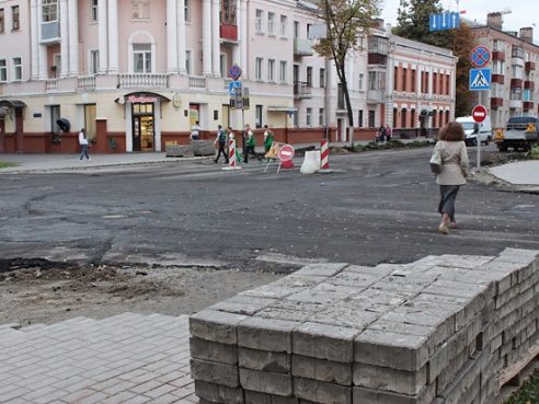 Чтобы расширить проезжую часть, на Кирова срубили деревья (фото)