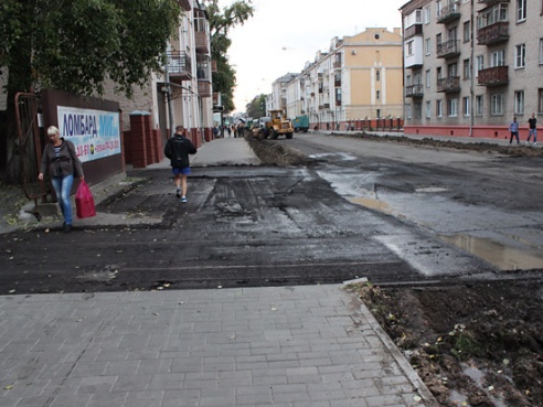 Чтобы расширить проезжую часть, на Кирова срубили деревья (фото)