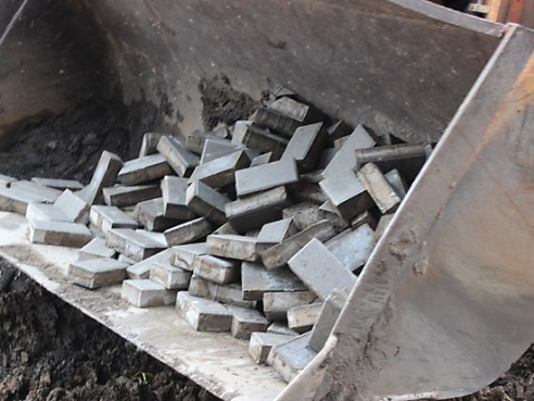 Чтобы расширить проезжую часть, на Кирова срубили деревья (фото)