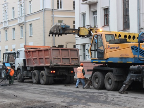 Чтобы расширить проезжую часть, на Кирова срубили деревья (фото)