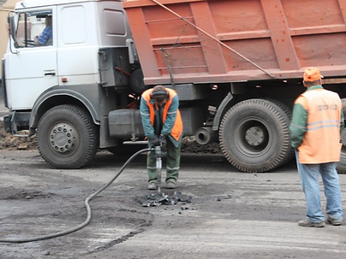 Чтобы расширить проезжую часть, на Кирова срубили деревья (фото)