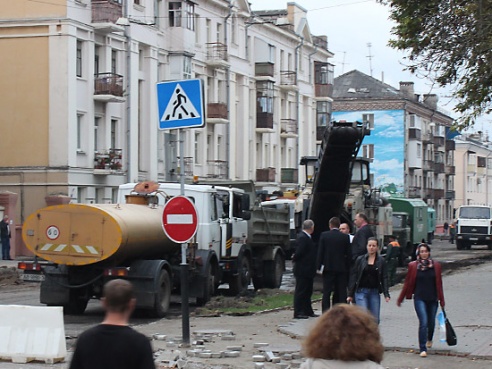 Чтобы расширить проезжую часть, на Кирова срубили деревья (фото)