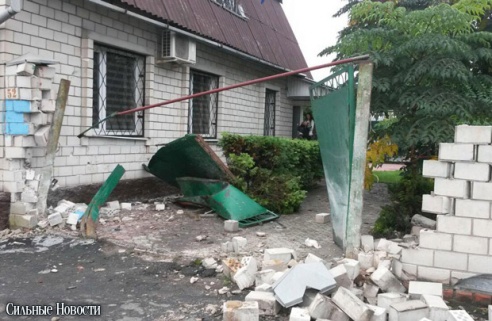 Автомобиль снёс забор общественно-политического центра на ул. Полесской