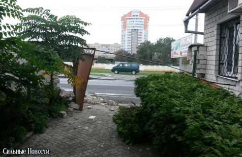 Автомобиль снёс забор общественно-политического центра на ул. Полесской
